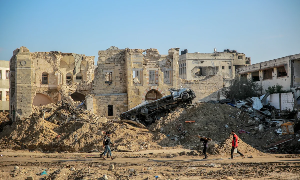 The Heart-Wrenching Story of a Young Woman’s Desperation Amidst the Chaos of War: A Tale from Gaza